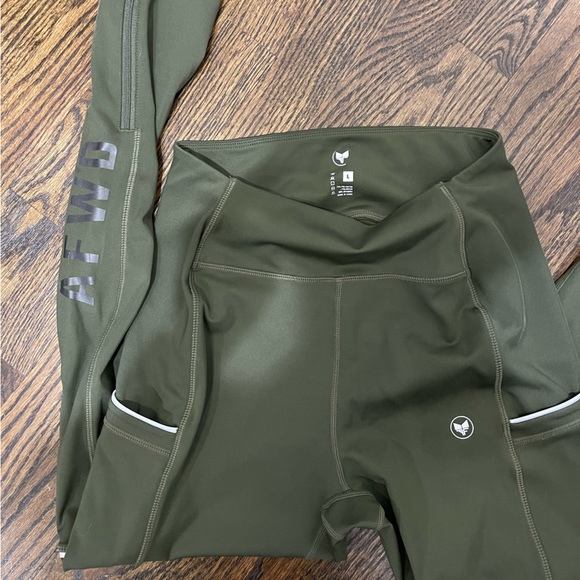 Alpha Forward Leggings - Picture 5 of 5